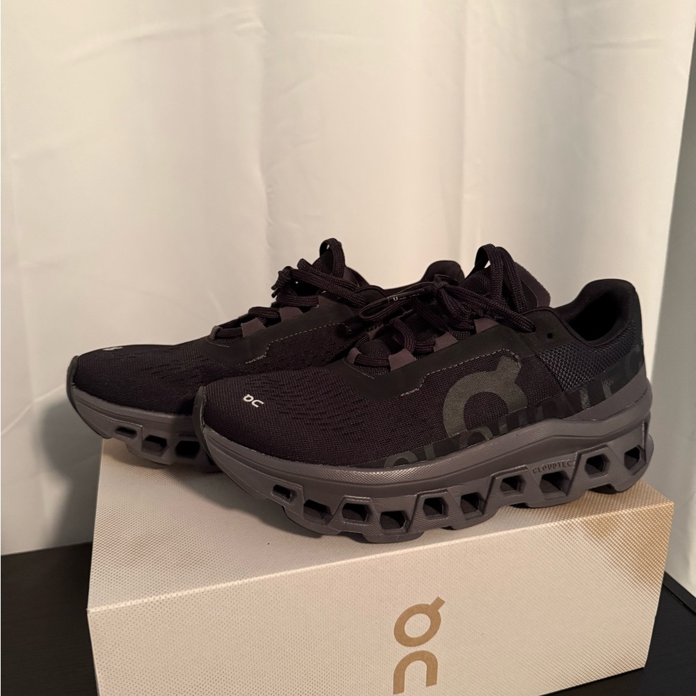 On Running Black Athletic Shoes with Cloud Cushioning